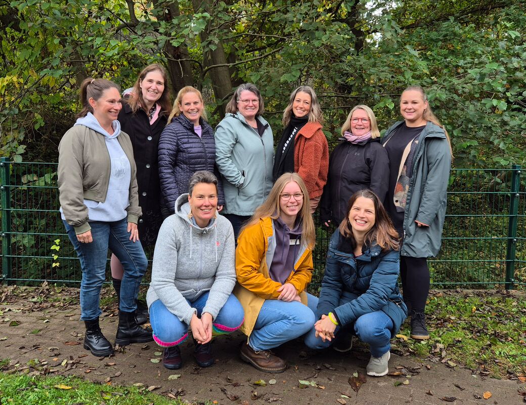 Gruppenbild vom Kita-Team im Garten der Kita.